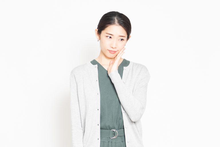 歯茎が腫れて痛い女性