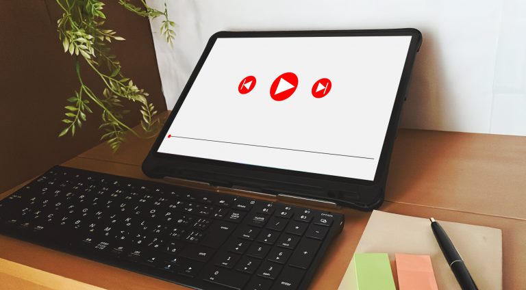 パソコンでYoutubeを見るイメージ