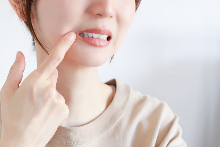 歯が痛い女性