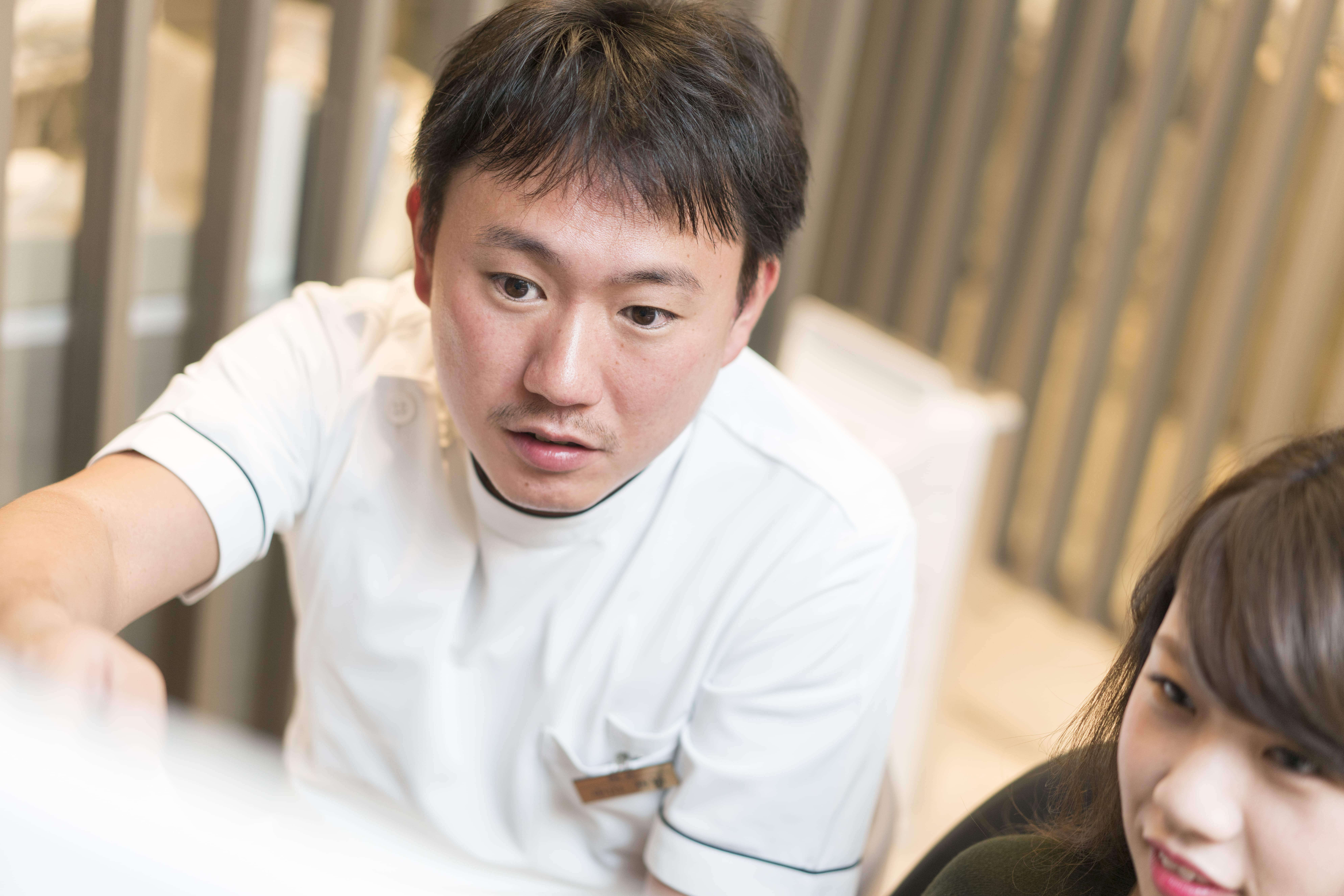 インプラント治療の説明をする中山医師