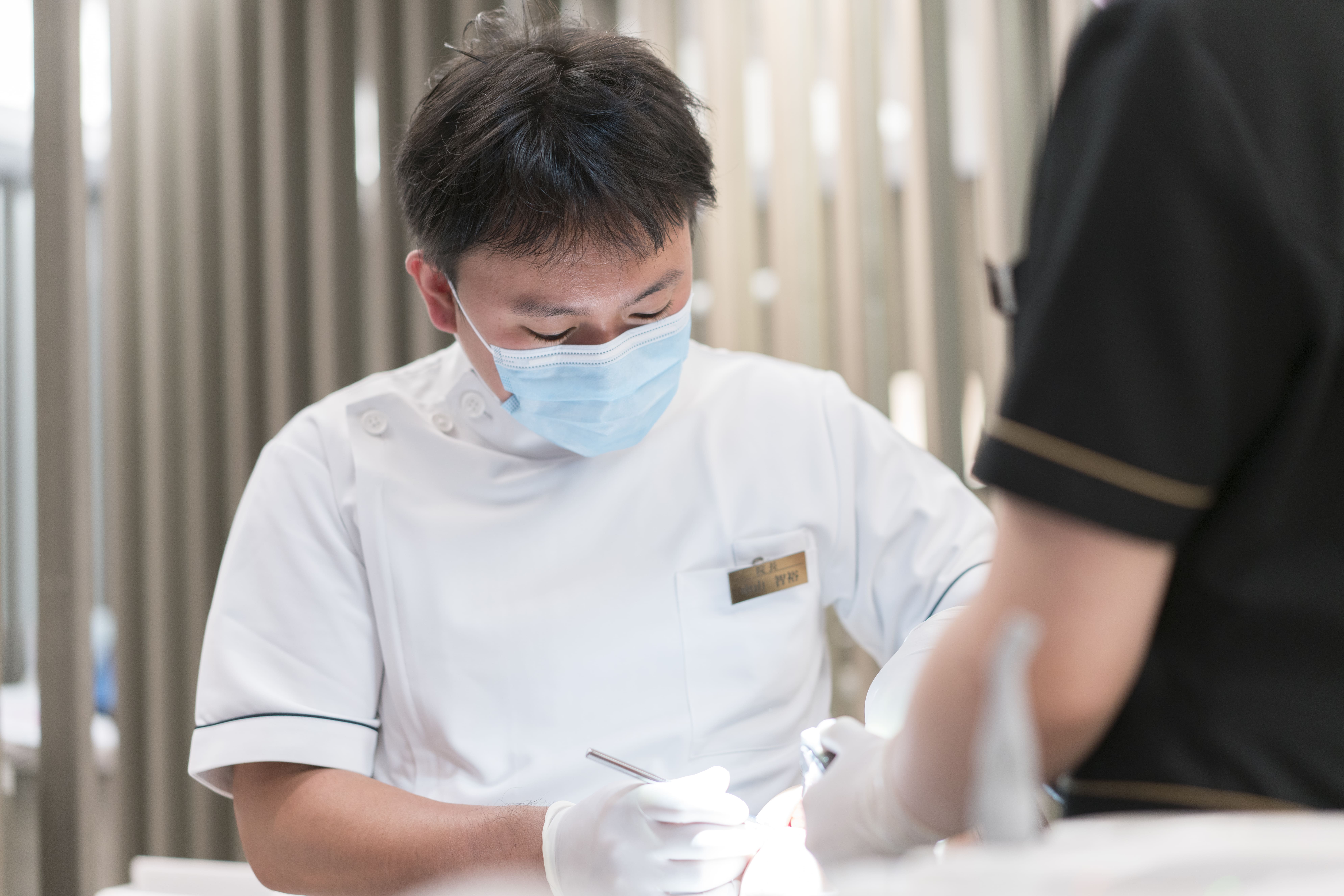 インプラント治療をする中山医師