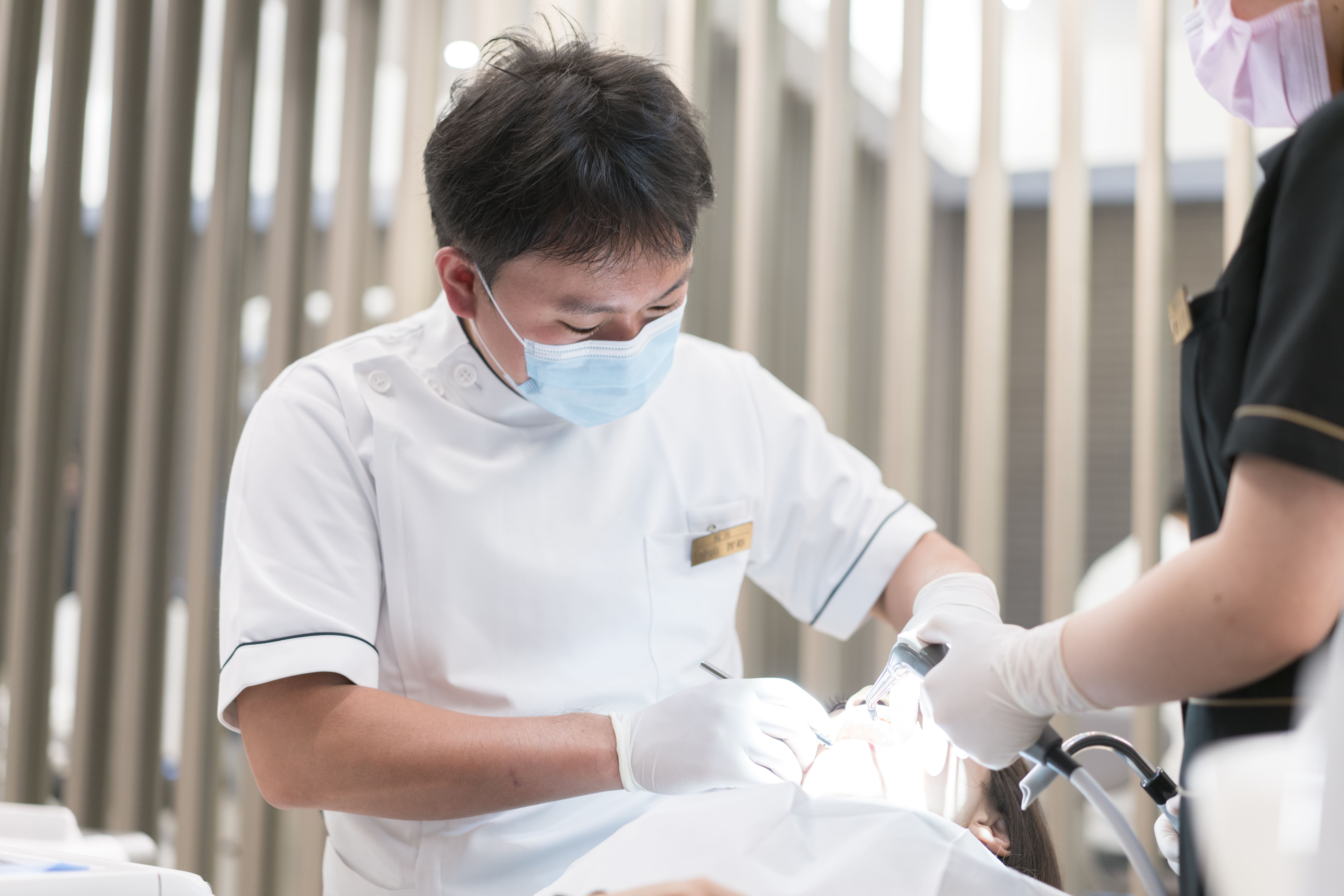 治療をする中山医師