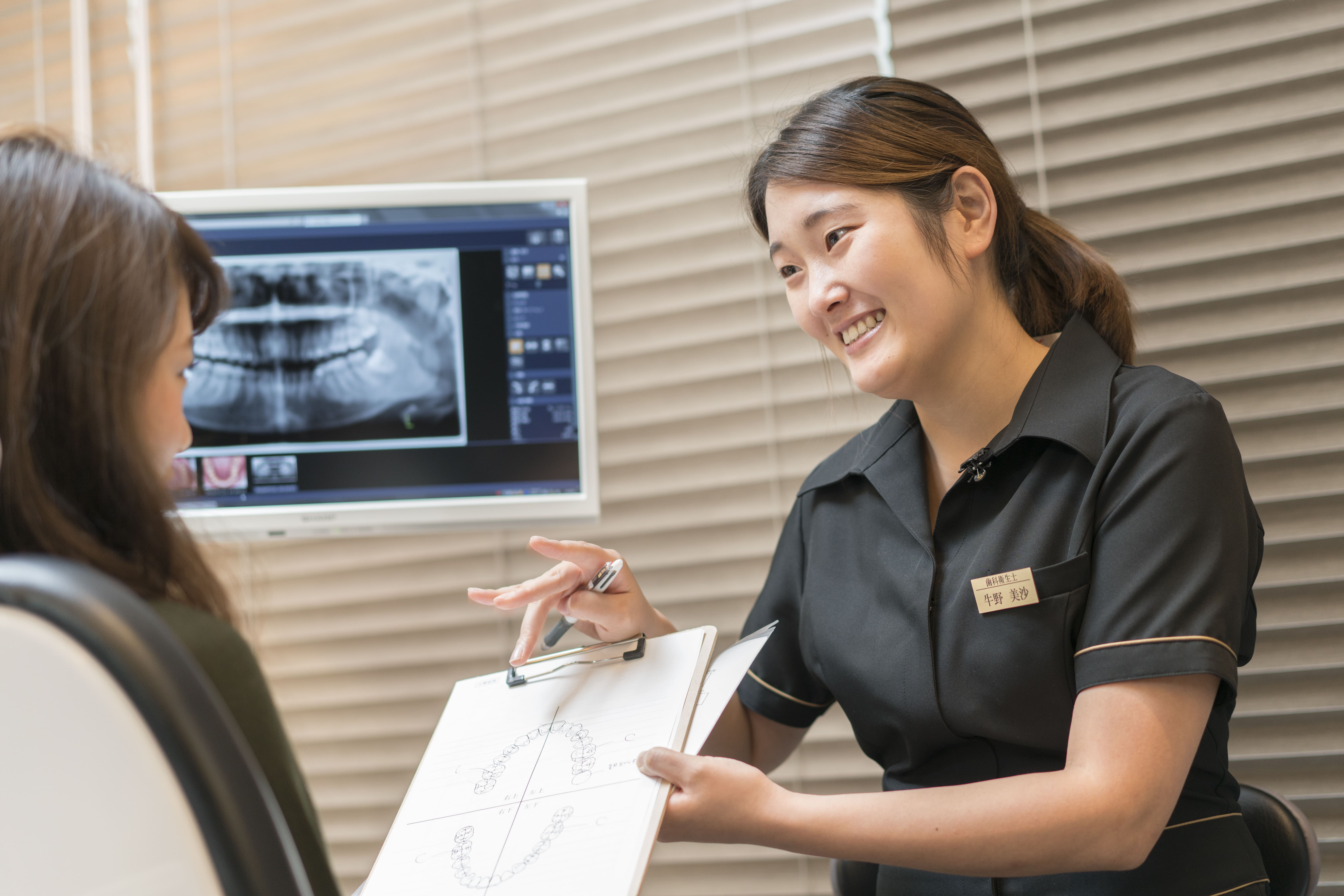 口内の説明をする歯科助手